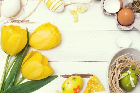 Vintage easter background with eggs and flowers 库存照片