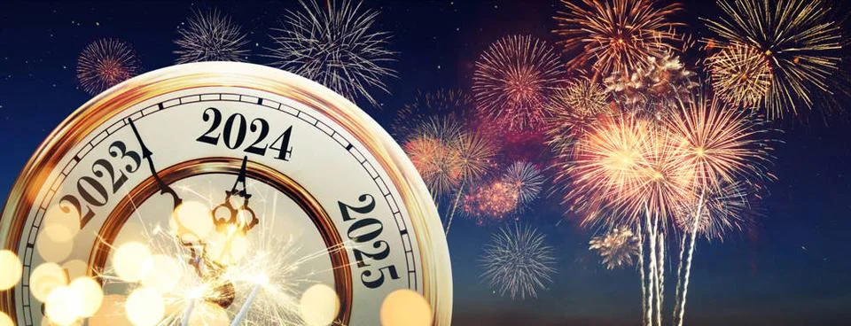 Vintage goldene Uhrzeiger zeigen auf das neue Jahr 2024 am Nachthimmel mit... Stock Photos