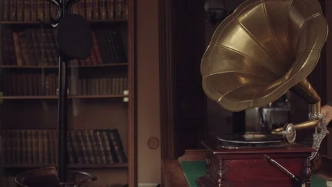 Vintage Gramophone In The Museum. Vidéo 102334751