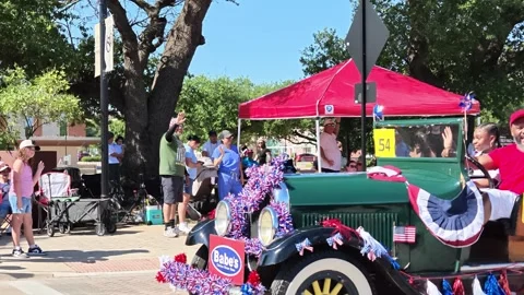 Vintage green car parade float waving to spectators Video stock 340941684