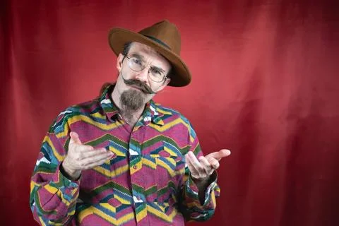 Vintage Hipster man with interrogative expression to camera and asking 스톡 사진