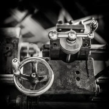 Vintage image of the adjustment knobs of an antique parallel lathe for turning m Fotos de archivo