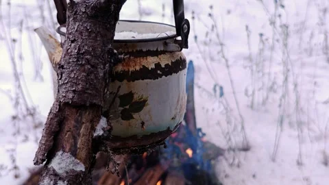Vintage Kettle Hanging Over Open Fire in Snowy Winter Forest 스톡 동영상 334239319