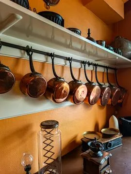 Vintage kitchen with copper pots 库存照片