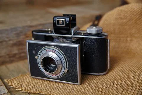Vintage Kodak Flash Bantam on Rustic Burlap Surface Foto stock
