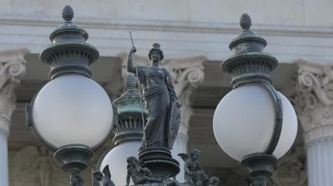 Vintage lamp post with statues at Austrian Parliament Building, Vienna Vídeos de archivo 59572005