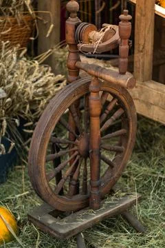 Vintage machine tool - spindle, a device for hand spinning yarn. Old wooden Foto stock