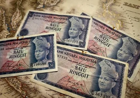 Vintage Malaysian One Ringgit Banknotes on Historical Map 스톡 사진