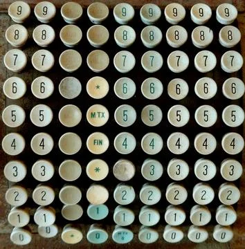 Vintage mechanical adding machine keypad featuring rows of aged. 库存照片