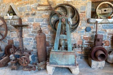 Vintage mechanical pump machine in old olive oil factory museum Stock-Fotos