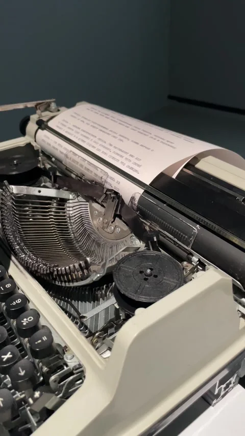 Vintage mechanical typewriter with a sheet of paper in the carriage, reveal.. Vidéo 340558871
