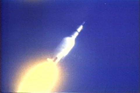 Vintage NASA - Apollo Rocket Launch wide shot Vidéo 103440495