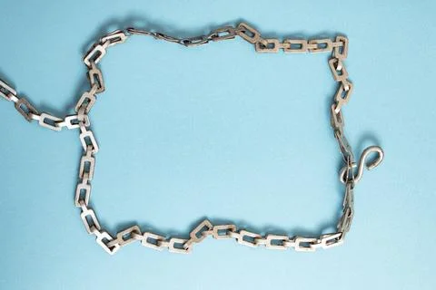 Vintage obsolete link chain rectangle on blue paper background, abstract ba.. 스톡 사진