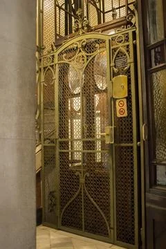 Vintage, old elevator in the building Stockfoto's