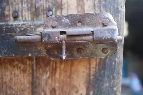 Vintage old rusty latch on old wooden door Foto stock