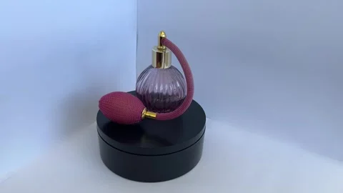 Vintage perfume bottle rotating on turntable 360 Vidéo 330967190