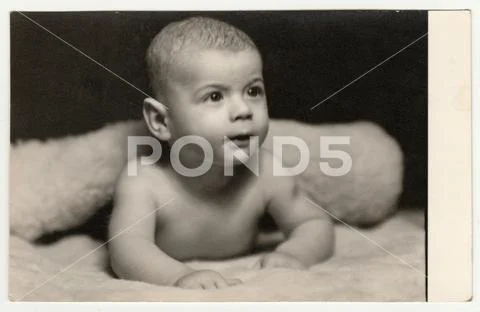 Vintage photo shows baby boy - toddler. Original retro black & white photogr Stock-Fotos