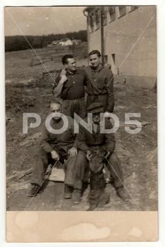 Vintage photo shows a group of workers (labours) poses outdoor. Retro black & Stock-Fotos