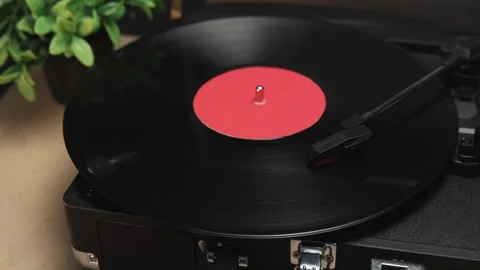 Vintage record player spinning a black vinyl disc with a red label Vidéo 340844837