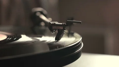 Vintage record player with vinyl disc, close-up. warm sunlight Vídeo Stock 79679137
