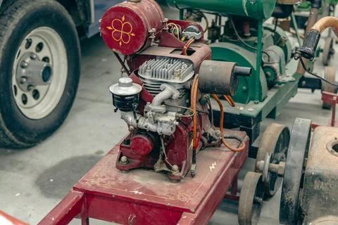 Vintage Red Small Engine Mounted Cart Foto stock
