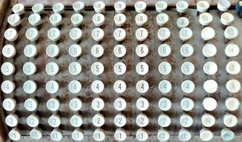 Vintage rusty mechanical adding machine numeric keys closeup. Stockfoto's