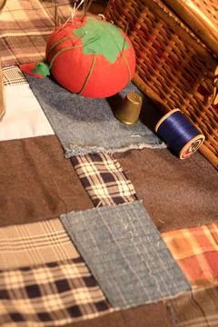 Vintage sewing basket and patchwork quilt 스톡 사진