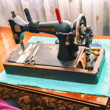 Vintage sewing machine on the table Stock-Fotos