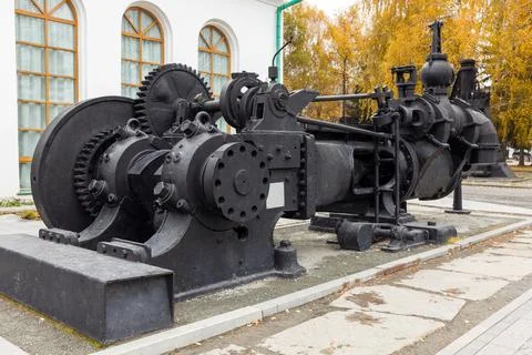 Vintage steam reverse machine, black industrial machine Stockfoto's