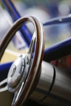 Vintage steering whell of an old timer (shallow depth of field) Stockfoto's