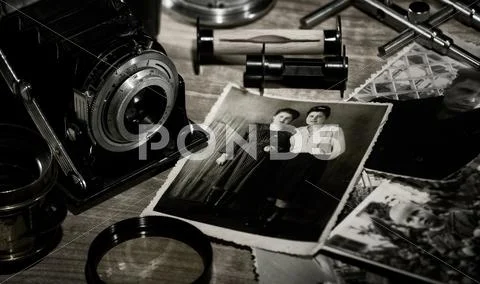 Vintage still life with retro photo camera and old photos Stock-Fotos