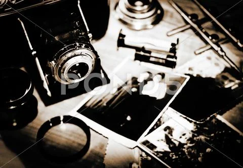 Vintage still life with retro photo camera and old photos Stock-Fotos