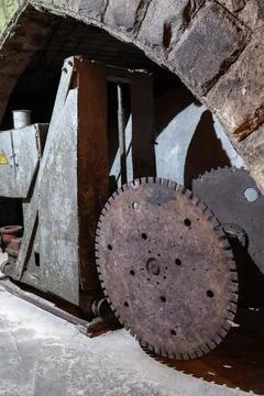 Vintage stone cutting machine inside underground wine cellars tunnel 库存照片
