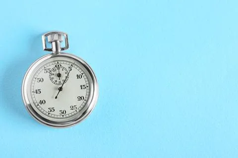 Vintage timer on light blue background, top view with space for text. Measu.. Foto stock