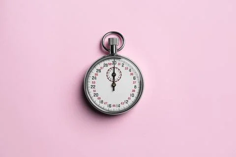 Vintage timer on pink background, top view Foto stock