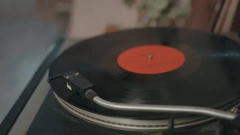 Vintage turntable with cracking sounds. Cozy room featuring spinning vinyl Stock Footage 337316348