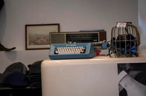 Vintage typewriter resting on a bench Foto stock