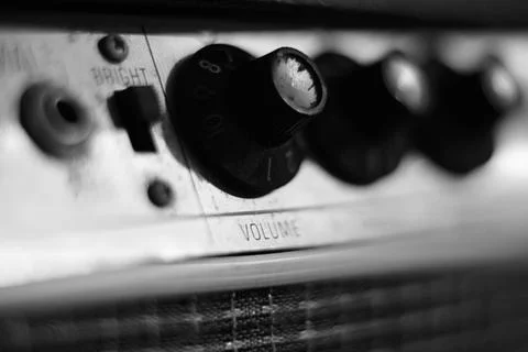 Vintage volume control knobs  on 1960s bass guitar amp Foto stock