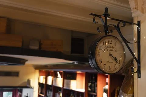 Vintage Wall Clock in Restaurant Interior with Festive Lights Foto stock