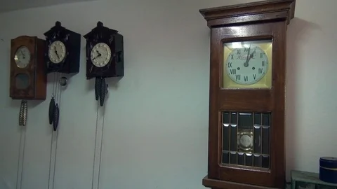 Vintage wall clocks measuring time in clock repairer shop Vídeos de archivo 77231739