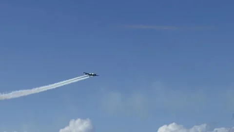 Vintage Warbird Propeller Plane Performing Aerobatics with Smoke Trails Vidéo 345112323