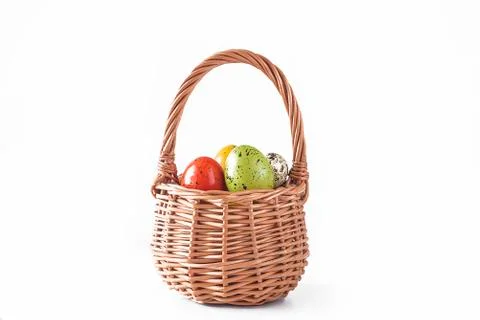 Vintage wicker basket with easter eggs isolated on white background Stock-Fotos