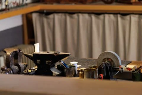 Vintage workshop tools with anvil and grinding wheel on traditional workbench Foto stock