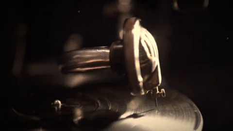 Vinyl disc rotates. hand sets a needle on a disk. Vídeo Stock 125139979