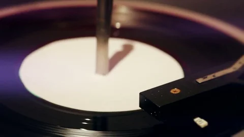 Vinyl disc spinning on old record player Vídeo Stock 72548896