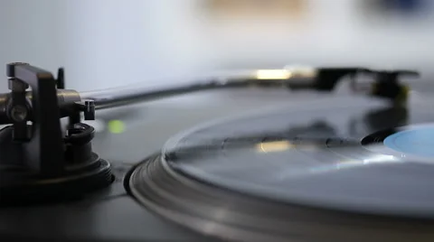 Vinyl disc turning on retro record player 스톡 동영상 58348758