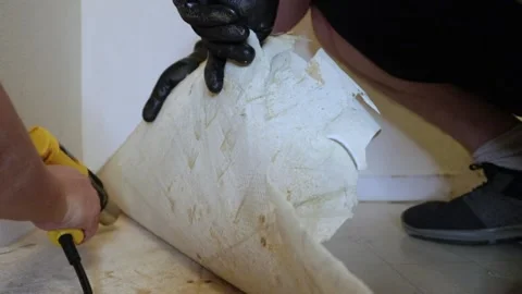 Vinyl linoleum lifting off floor with help from heat gun Vidéo 150598627