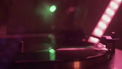 Vinyl player. Launch. Lowering the needle. Video stock 171406306