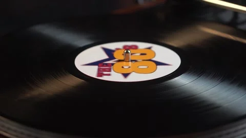Vinyl Record With 80's Music Compilation, Starting Playback on Vintage Turntable Vidéo 346000298