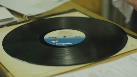 Vinyl Record Being Cleaned. 库存影片 136631998